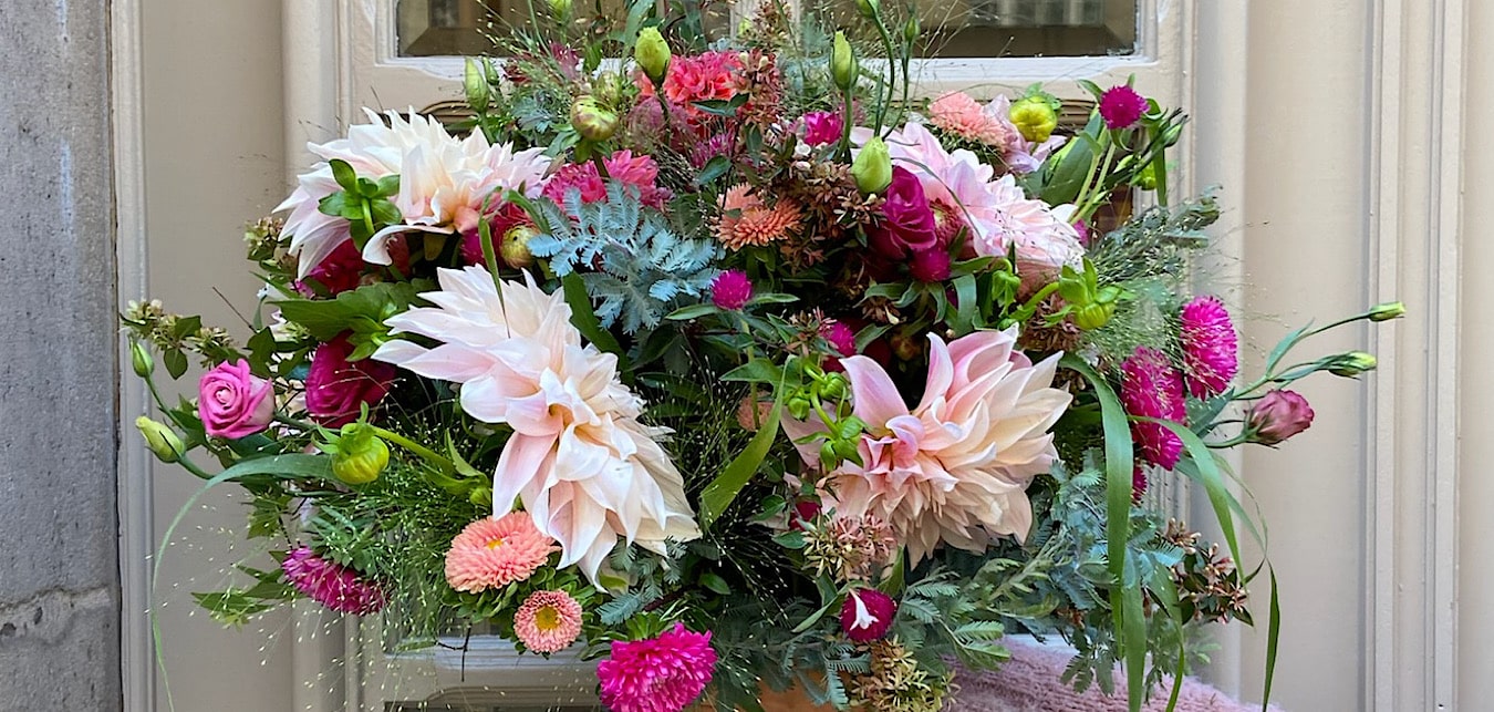 Bouquet de fleurs de saison dahlias